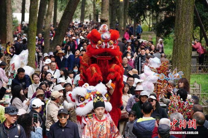 Côn Minh: Nô nức trẩy hội chùa Kim Điện ngày mùng 9 Tết