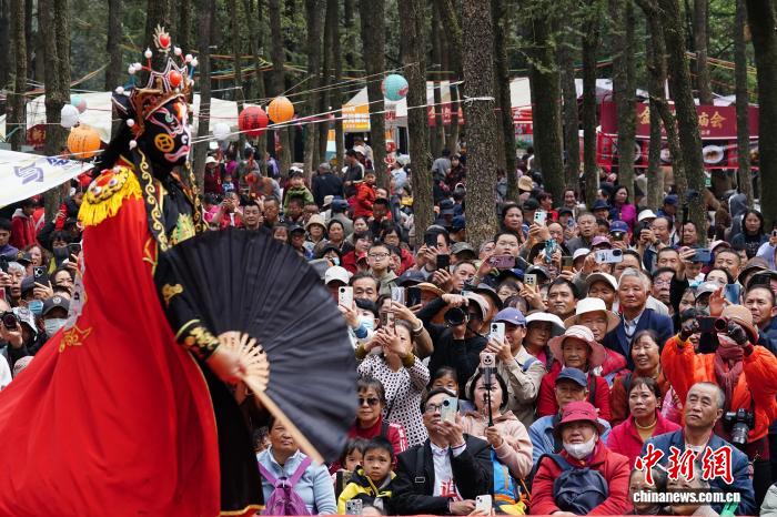 Côn Minh: Nô nức trẩy hội chùa Kim Điện ngày mùng 9 Tết