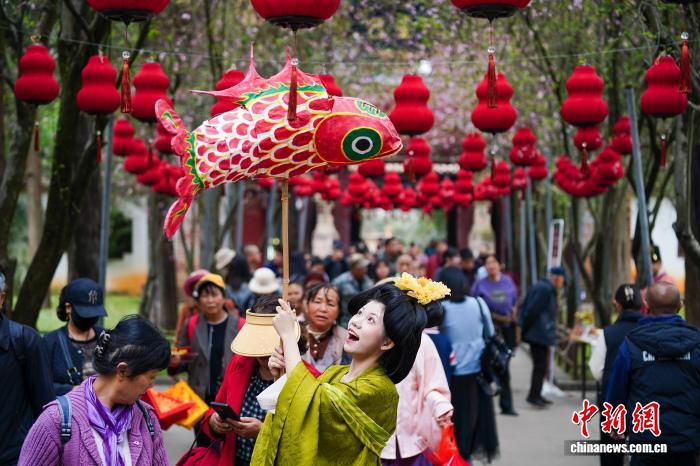 Côn Minh: Nô nức trẩy hội chùa Kim Điện ngày mùng 9 Tết