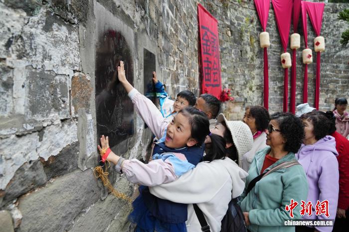 Côn Minh: Nô nức trẩy hội chùa Kim Điện ngày mùng 9 Tết