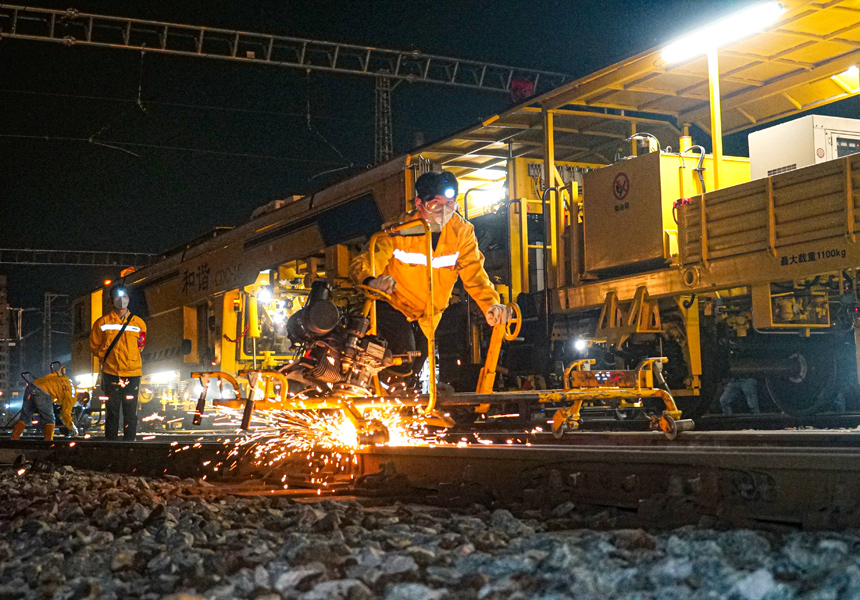 Đại tu ga đường sắt quan trọng của Hành lang thương mại đường bộ - đường biển mới miền Tây