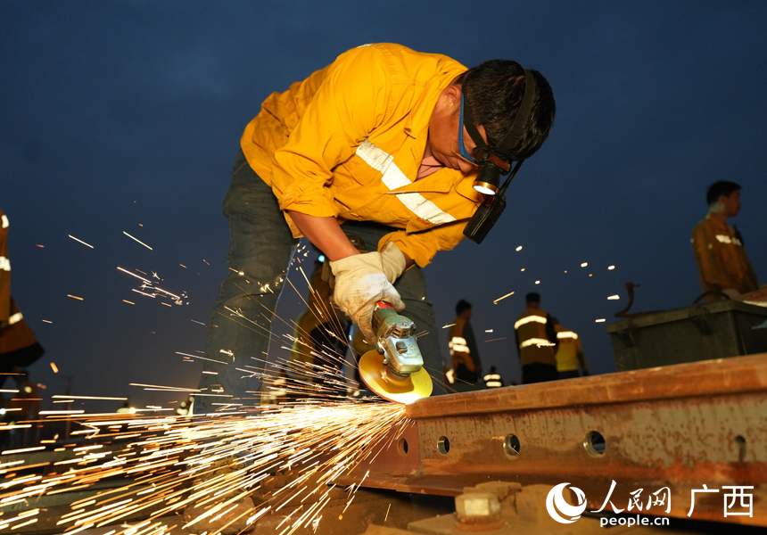 Đại tu ga đường sắt quan trọng của Hành lang thương mại đường bộ - đường biển mới miền Tây