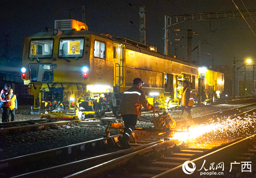 Đại tu ga đường sắt quan trọng của Hành lang thương mại đường bộ - đường biển mới miền Tây