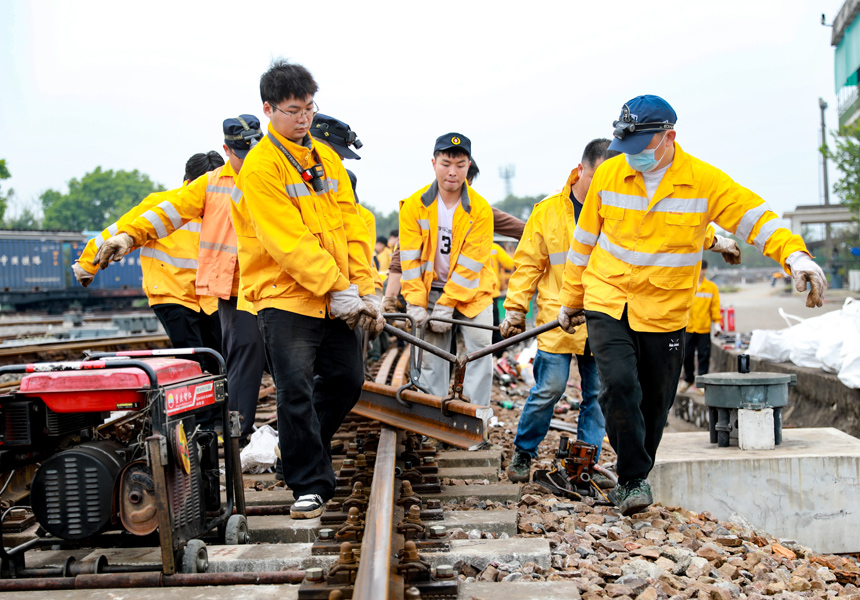 Đại tu ga đường sắt quan trọng của Hành lang thương mại đường bộ - đường biển mới miền Tây
