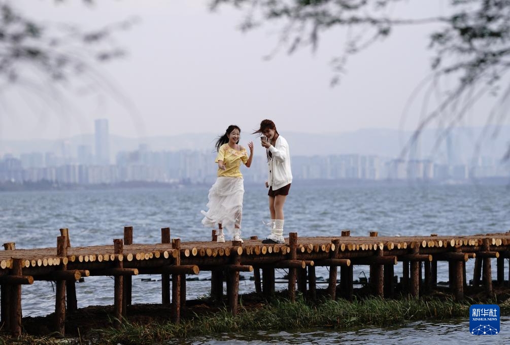 Hồ Điền Trì mùa xuân thu hút du khách