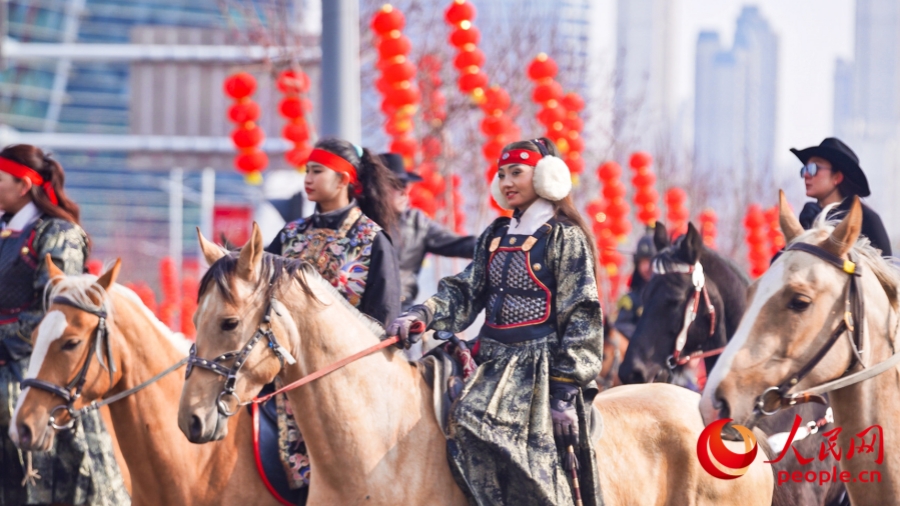 Diễu hành Shehuo mừng năm mới diễn ra sôi động tại Urumqi