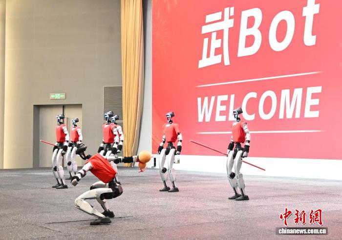 Robot hình người của Unitree Robotics trình diễn “thập bát ban võ nghệ”