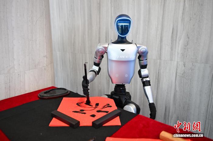 Robot hình người của Unitree Robotics trình diễn “thập bát ban võ nghệ”