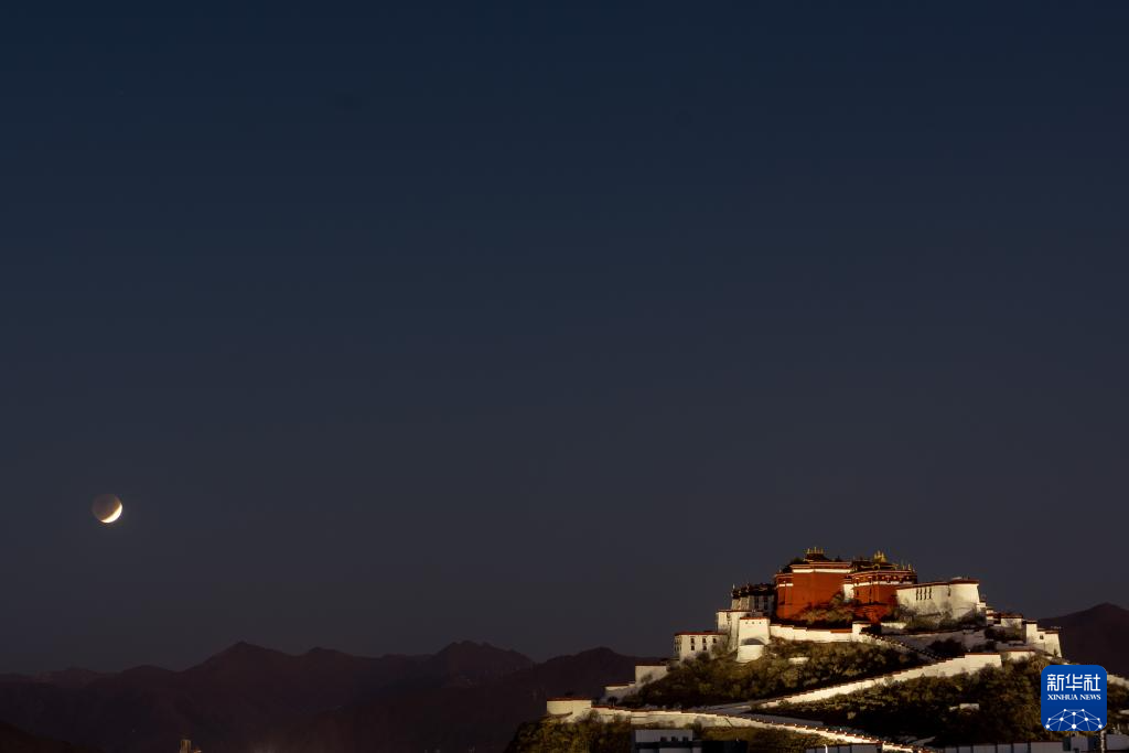 Nguyệt thực toàn phần hiếm có trong đêm Nguyên Tiêu