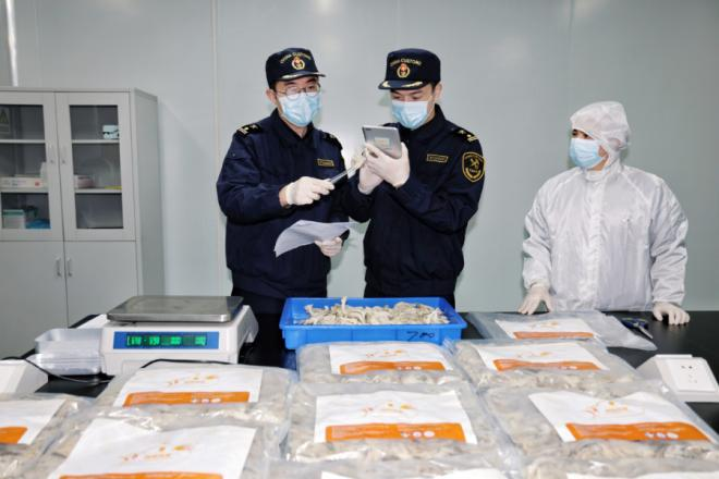 Nhân viên Hải quan tìm thông tin tổ yến thô. Ảnh: Ngụy Hồng Trinh