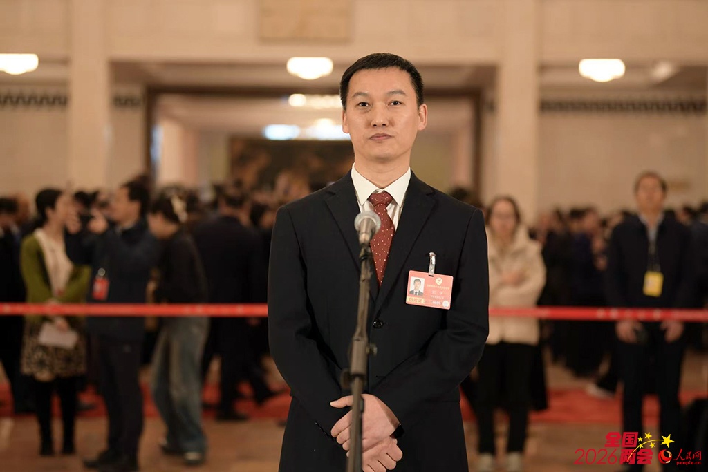 Ủy viên Chính hiệp toàn quốc Lưu Tranh trả lời phỏng vấn báo chí. Ảnh: Vương Hiểu Khiếu - Phóng viên Nhân Dân nhật báo điện tử