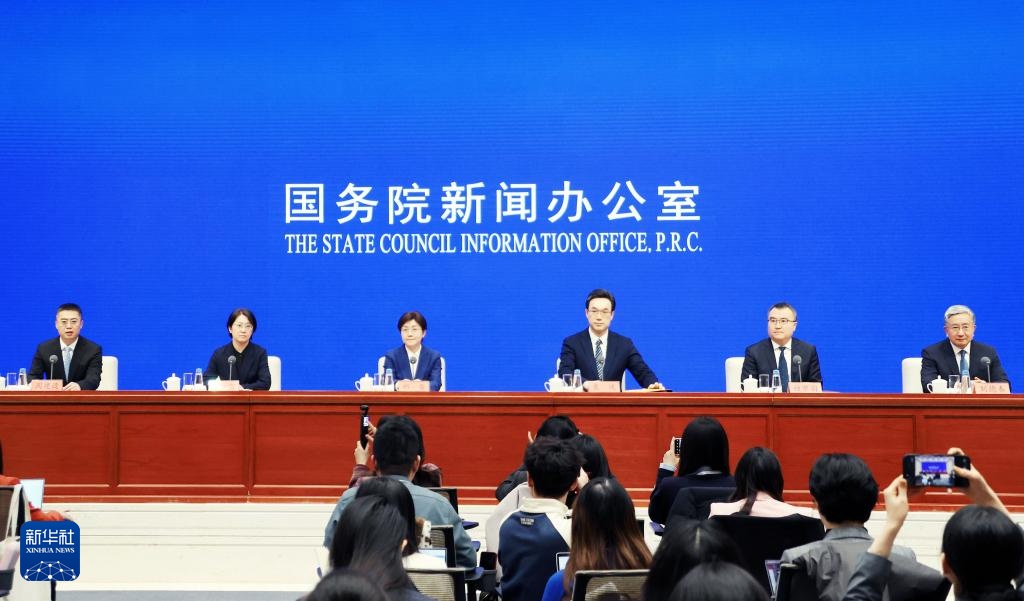 Ngày 7/3, Văn phòng Báo chí Quốc vụ viện Trung Quốc tổ chức họp báo, các đại diện của Ủy ban Cải cách và Phát triển Quốc gia Trung Quốc giải thích nội dung dự thảo Đề cương Kế hoạch 5 năm lần thứ 15 và trở lời câu hỏi của báo chí. Ảnh: Phan Húc - Phóng viên Tân Hoa xã