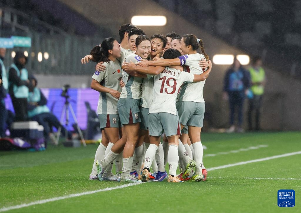 Ngày 9 tháng 3, cầu thủ Trung Quốc Vương Sương (giữa) ăn mừng cùng đồng đội sau khi ghi bàn. Ảnh: Mã Bình - Phóng viên Tân Hoa xã