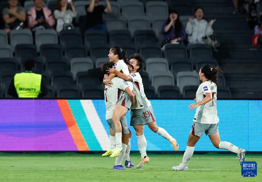 Ngày 9 tháng 3, cầu thủ Trung Quốc Trần Xảo Châu (trên) ăn mừng cùng đồng đội sau khi ghi bàn. Ảnh: Mã Bình - Phóng viên Tân Hoa xã