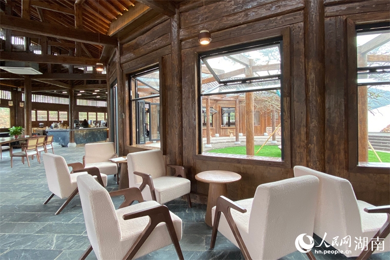 Hoa anh đào nở rộ tại thôn Thất Tinh thu hút du khách