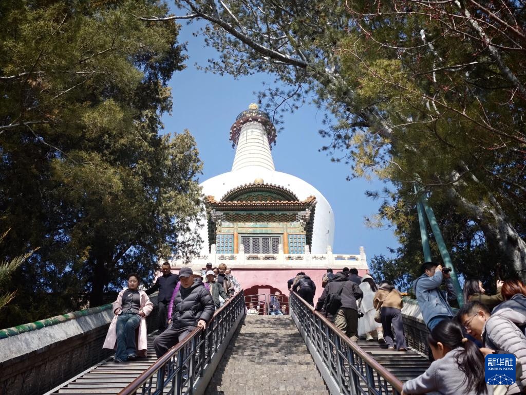 Sắc xuân tươi đẹp tại Công viên Bắc Hải