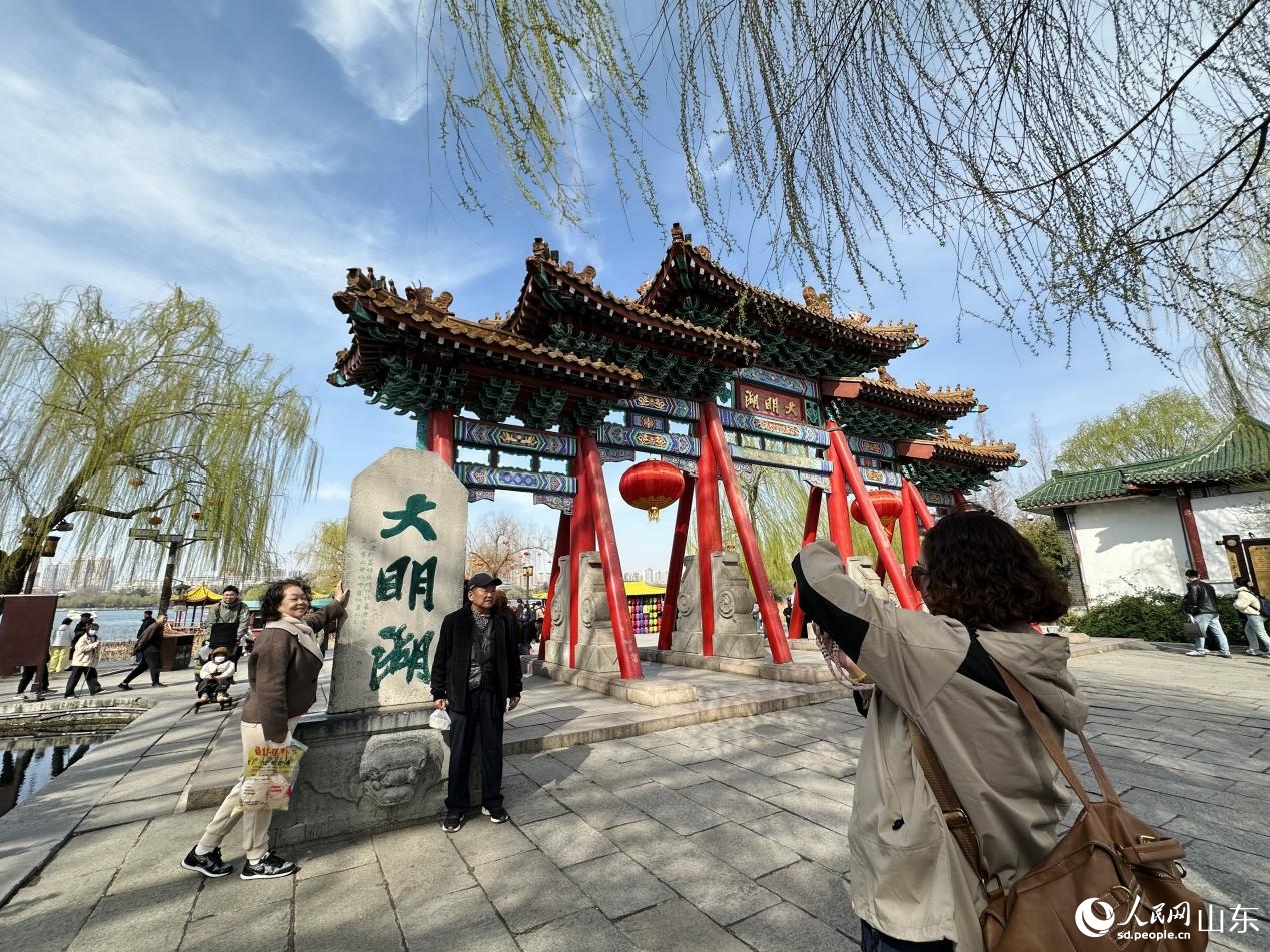 Sắc xuân rạng rỡ bên hồ Đại Minh ở Tế Nam