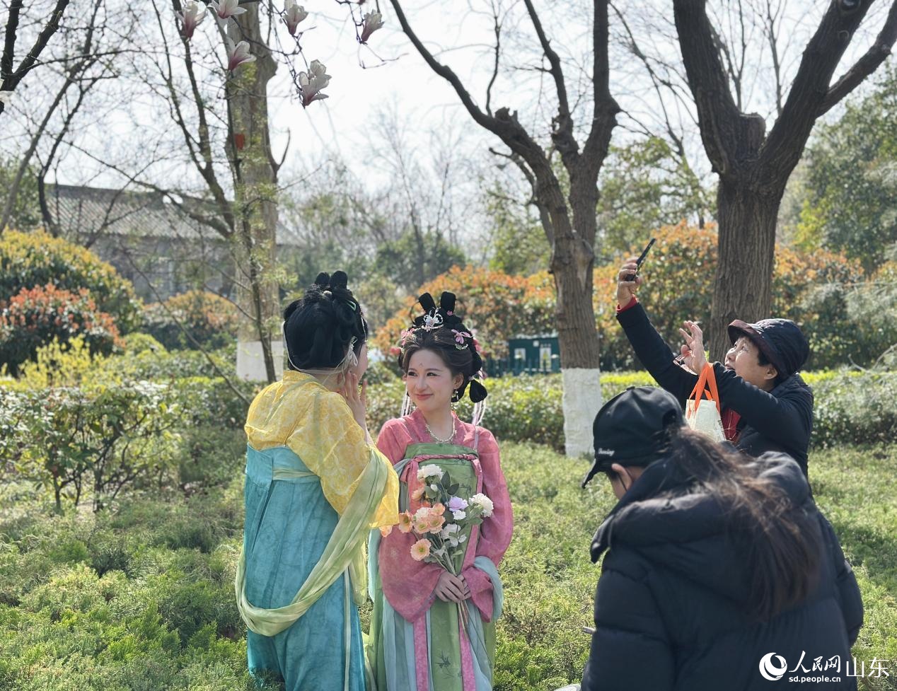 Sắc xuân rạng rỡ bên hồ Đại Minh ở Tế Nam