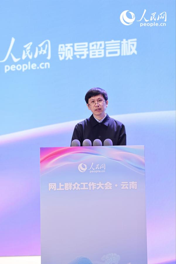 Ông Tô Chính, Trợ lý Viện trưởng, Nghiên cứu viên cao cấp Viện Nghiên cứu Chính phủ và Quản trị số thuộc Đại học Thanh Hoa, giải thích nội dung “Báo cáo số liệu nền tảng ‘Nhắn gửi Lãnh đạo’ của Nhân Dân nhật báo điện tử giai đoạn Kế hoạch 5 năm lần thứ 14” tại Hội nghị công tác quần chúng trực tuyến. Ảnh: Phù Hạo - Phóng viên Nhân Dân nhật báo điện tử