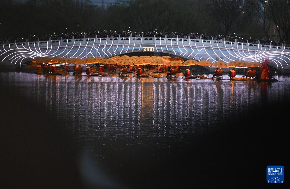 “Rồng vàng” du xuân trên sông Lượng Mã ở Bắc Kinh