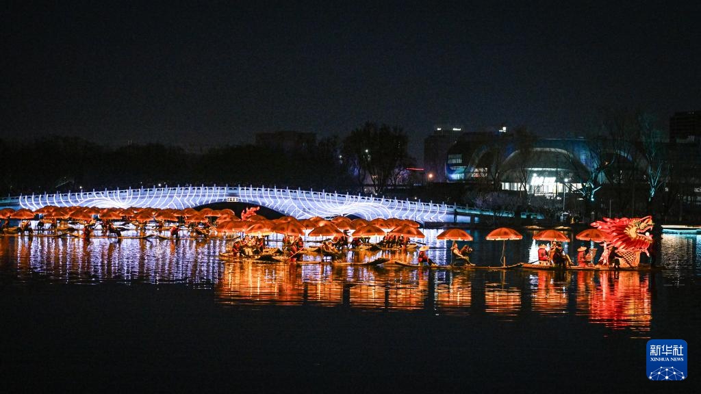 “Rồng vàng” du xuân trên sông Lượng Mã ở Bắc Kinh