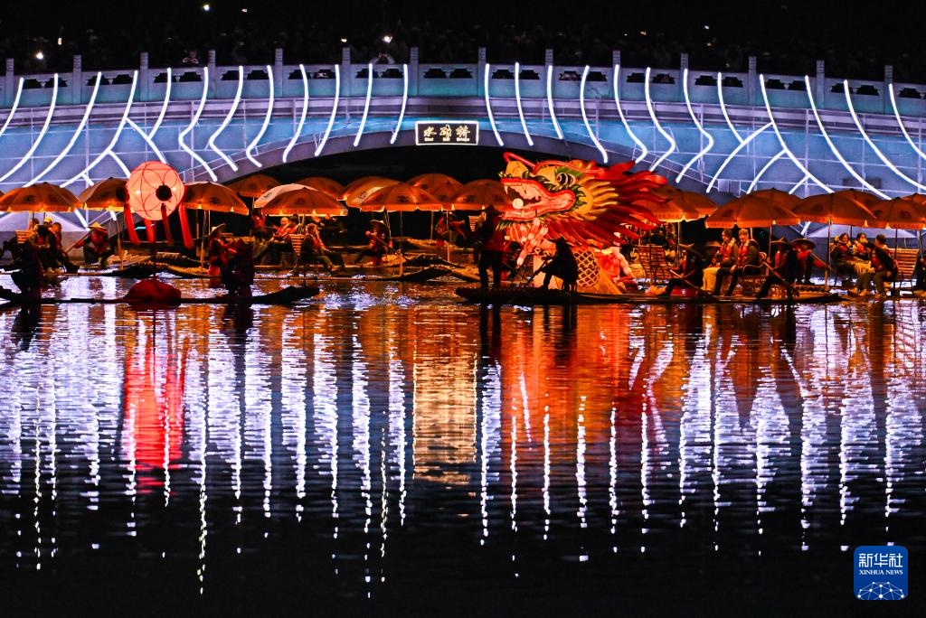 “Rồng vàng” du xuân trên sông Lượng Mã ở Bắc Kinh