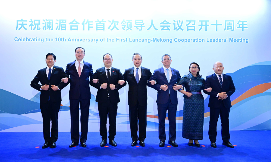 Bộ trưởng Ngoại giao Vương Nghị tham dự buổi chiêu đãi kỷ niệm 10 năm lần đầu tổ chức Hội nghị Nhà Lãnh đạo Hợp tác Lan Thương - Mekong