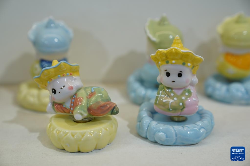 Thổi hồn hiện đại vào gốm sứ truyền thống Trung Quốc