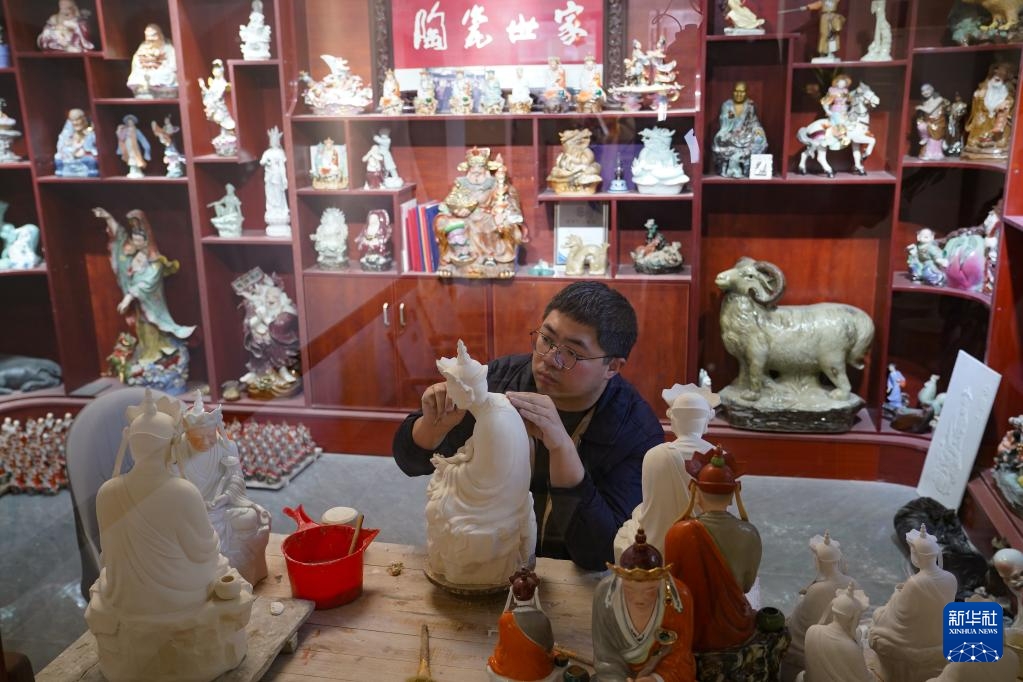 Thổi hồn hiện đại vào gốm sứ truyền thống Trung Quốc