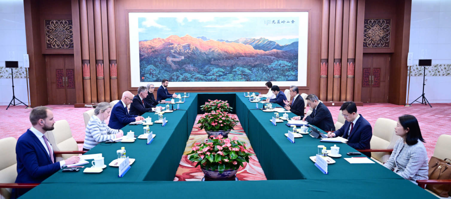 Đồng chí Vương Nghị tiếp Cố vấn An ninh Quốc gia Anh Powell