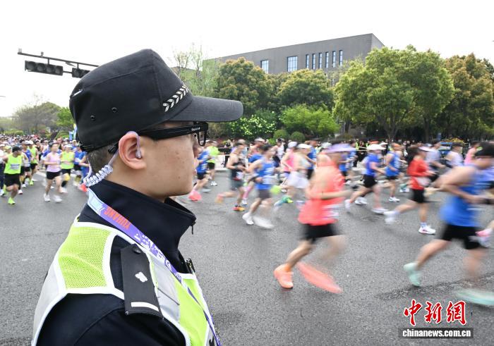 “Công nghệ cao” bảo đảm an toàn cho giải marathon đô thị tại Hàng Châu