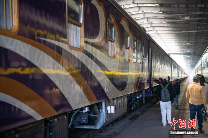 Tân Cương: Tàu du lịch “Tân Đông Phương Express” chuẩn bị lăn bánh lần đầu