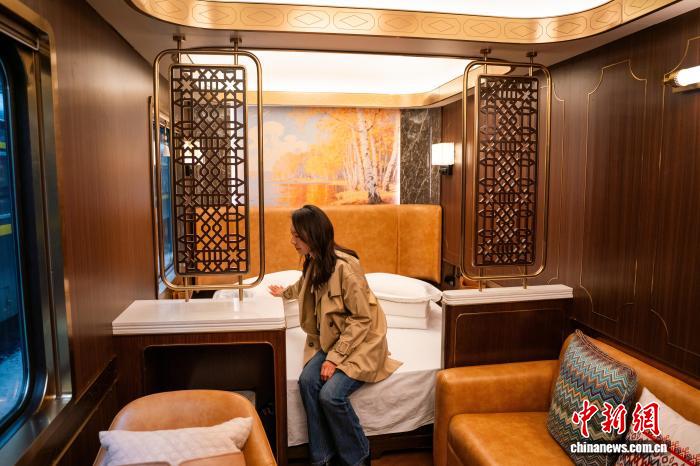 Tân Cương: Tàu du lịch “Tân Đông Phương Express” chuẩn bị lăn bánh lần đầu