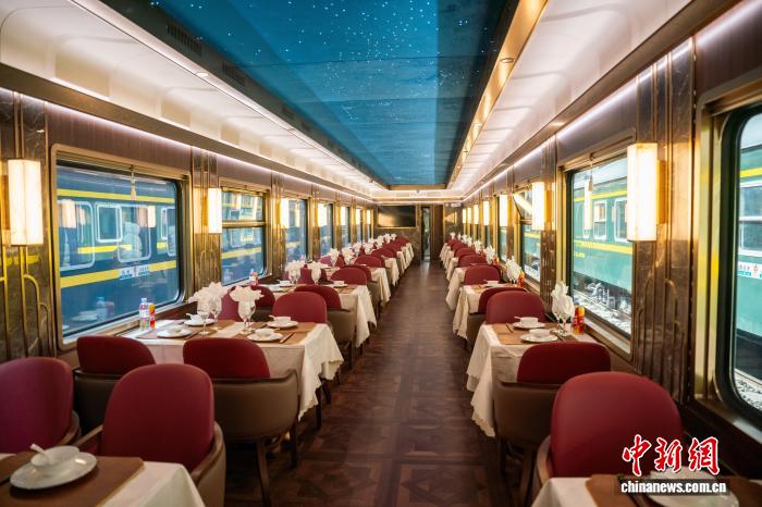 Tân Cương: Tàu du lịch “Tân Đông Phương Express” chuẩn bị lăn bánh lần đầu