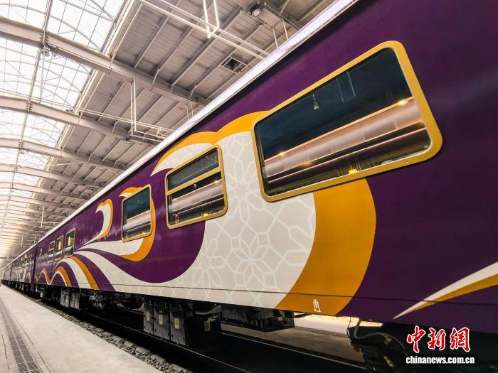 Tân Cương: Tàu du lịch “Tân Đông Phương Express” chuẩn bị lăn bánh lần đầu