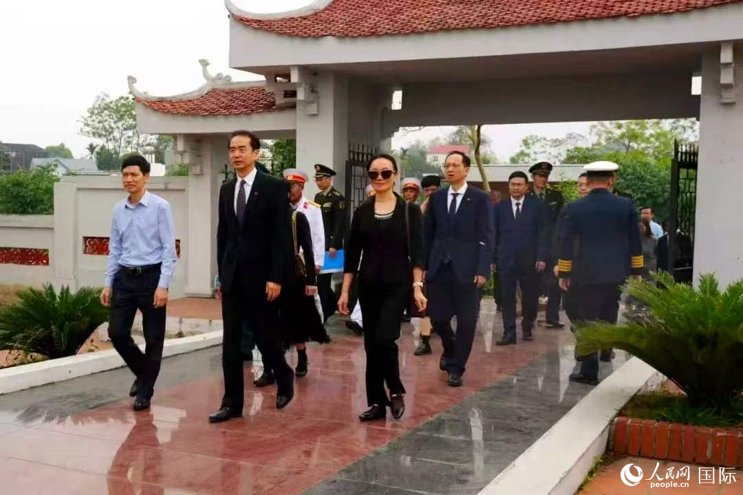 Đại sứ Trung Quốc tại Việt Nam Hà Vĩ viếng nghĩa trang liệt sĩ Trung Quốc tại Việt Nam
