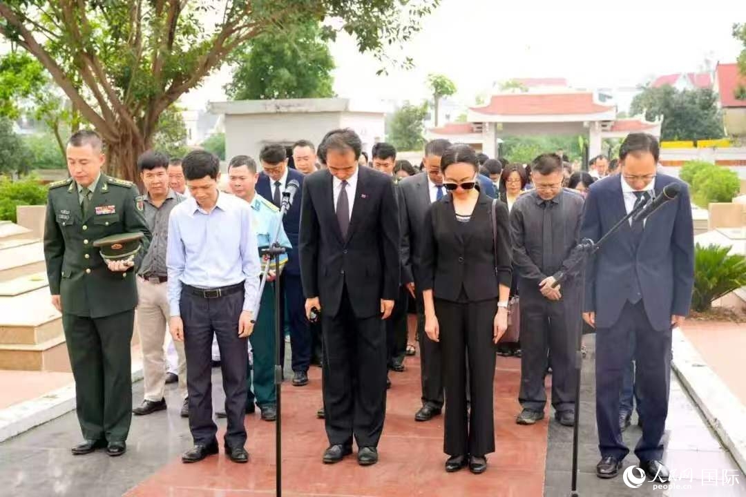 Đoàn đại biểu viếng nghĩa trang liệt sĩ Trung Quốc tại xã Đào Mỹ, Bắc Ninh, Việt Nam. Ảnh: Bạch Hiểu Xuyên - Phóng viên Nhân Dân nhật báo điện tử