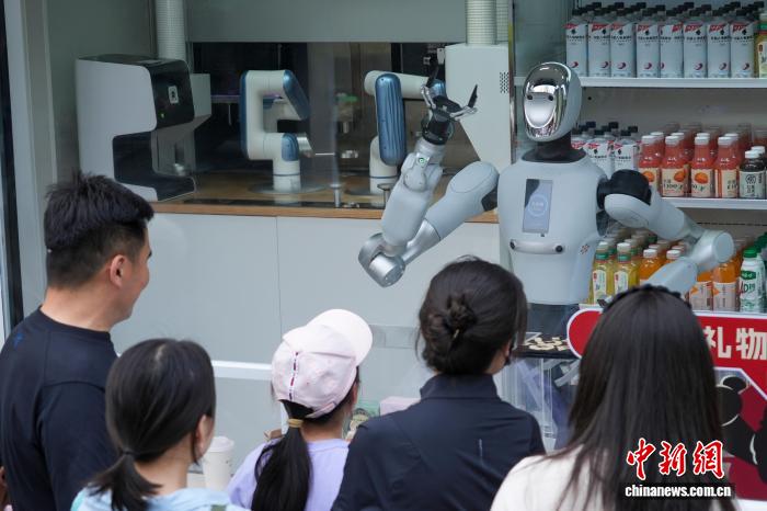 “Nhân viên” robot trên đường phố thu hút người dân tại Trịnh Châu