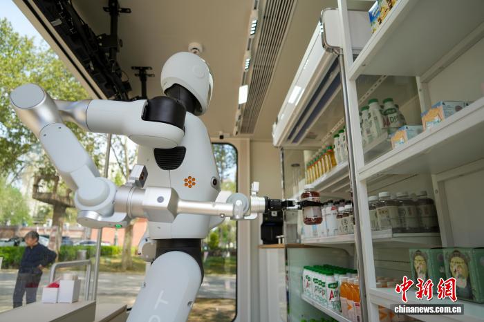 “Nhân viên” robot trên đường phố thu hút người dân tại Trịnh Châu