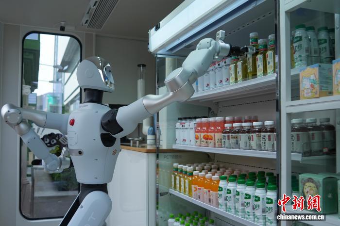 “Nhân viên” robot trên đường phố thu hút người dân tại Trịnh Châu