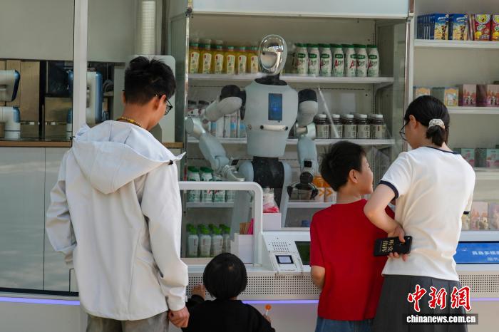 “Nhân viên” robot trên đường phố thu hút người dân tại Trịnh Châu