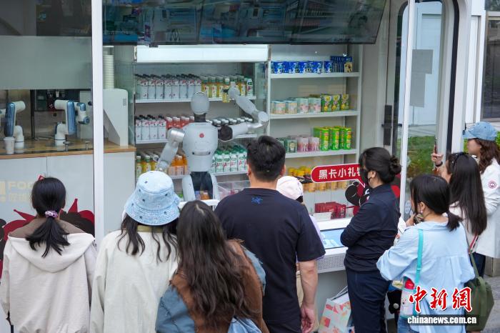 “Nhân viên” robot trên đường phố thu hút người dân tại Trịnh Châu