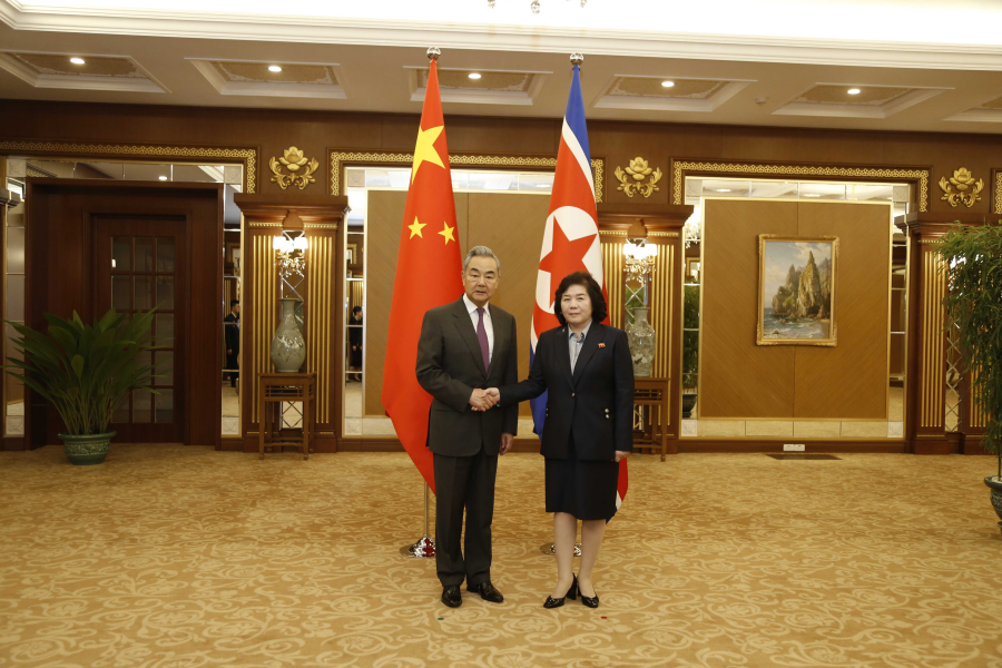 Bộ trưởng Ngoại giao Trung Quốc Vương Nghị hội đàm với Bộ trưởng Ngoại giao Triều Tiên Choe Son Hui