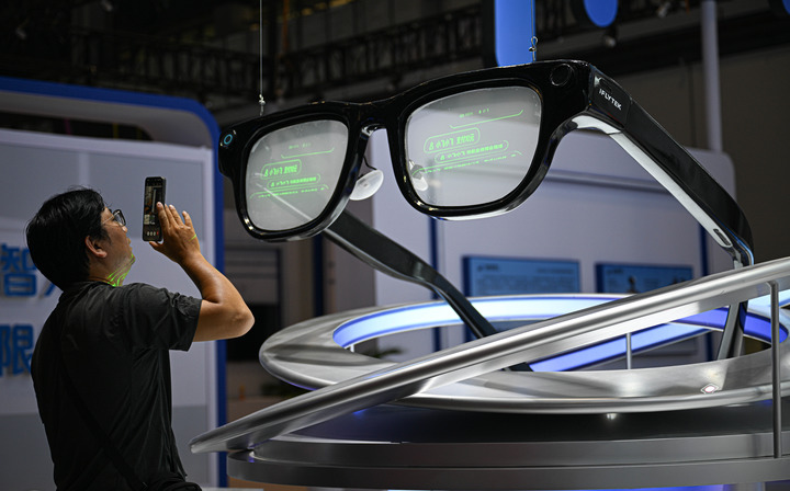 Mô hình kính AI trưng bày tại CICPE 2026 ngày 10/4. Ảnh: Bồ Hiểu Húc - Phóng viên Tân Hoa xã 