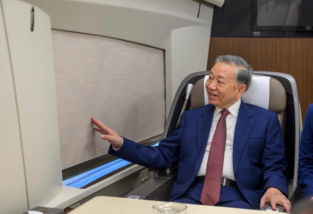 Sáng này 14/4, trong khuôn khổ chuyến thăm cấp Nhà nước đến Trung Quốc, Tổng Bí thư, Chủ tịch nước Việt Nam Tô Lâm đi tàu cao tốc “Phục Hưng” đến thăm Khu mới Hùng An, Trung Quốc.  Ảnh: Kim Lương Khoái - Phóng viên Tân Hoa xã