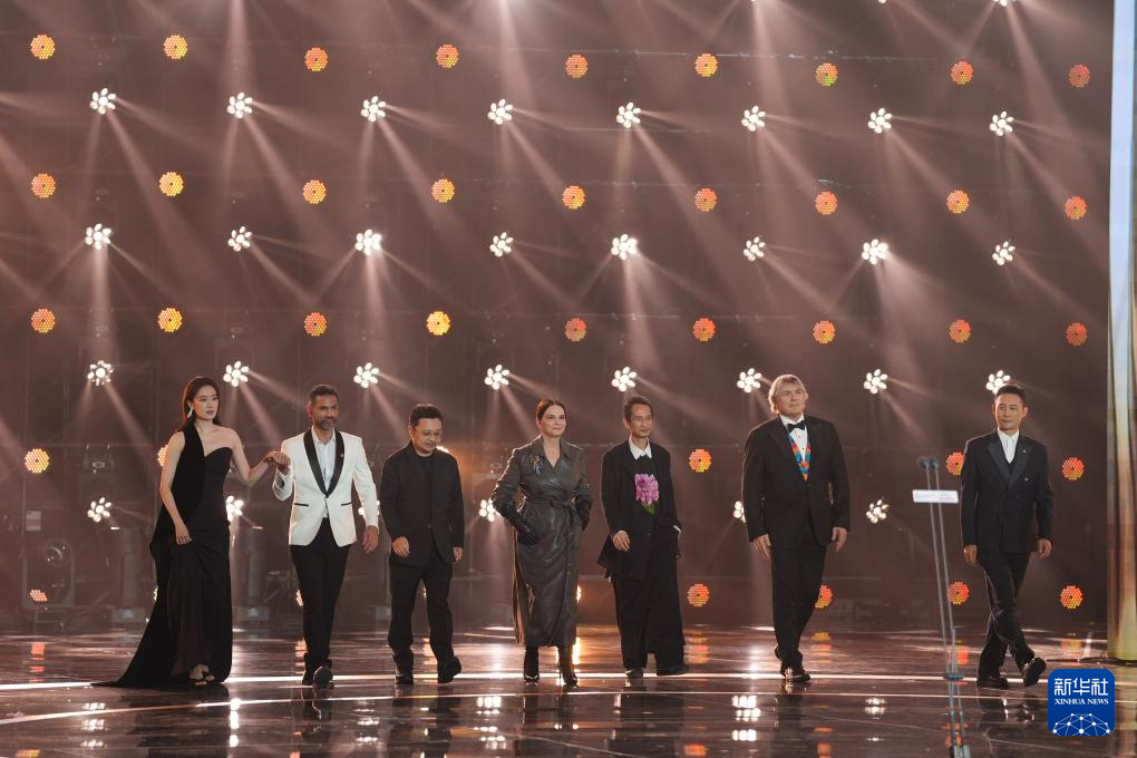 Ngày 16/4, tại Lễ khai mạc Liên hoan phim quốc tế Bắc Kinh lần thứ 16, Chủ tịch Hội đồng giám khảo quốc tế “Giải Thiên Đàn” Juliette Binoche (thứ tư từ trái sang), cùng các giám khảo Tất Cống (thứ ba từ trái sang), Trần Anh Hùng (thứ ba từ phải sang), Gabriel Mascaro (thứ hai từ trái sang), Simon Franglen (thứ hai từ phải sang), Trương Tiểu Phỉ (ngoài cùng bên trái) và Trương Dịch (ngoài cùng bên phải) tham dự sự kiện. Ảnh: Tạ Hàm 