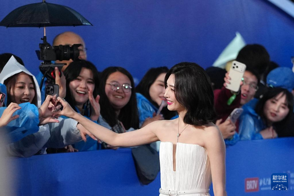 Ngày 16/4, nữ diễn viên Giang Sơ Ảnh giao lưu với người hâm mộ tại thảm đỏ lễ khai mạc. Ảnh: Cúc Hoán Tông 