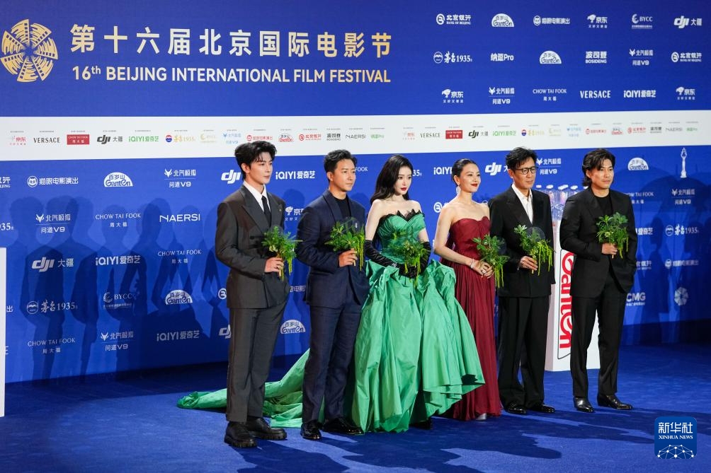 Ngày 16/4, ê kíp bộ phim “Sâm Trung Hữu Lâm” (All The Good Eyes) gồm đạo diễn Trịnh Chấp (ngoài cùng bên phải) và các diễn viên Vu Hòa Vỹ (thứ hai từ phải sang), Cao Viên Viên (thứ ba từ phải sang), Trương Thiên Ái (thứ ba từ trái sang), Hàn Canh (thứ hai từ trái sang) và Hạ Chi Quang (ngoài cùng bên trái) tại thảm đỏ lễ khai mạc. Ảnh: Cúc Hoán Tông