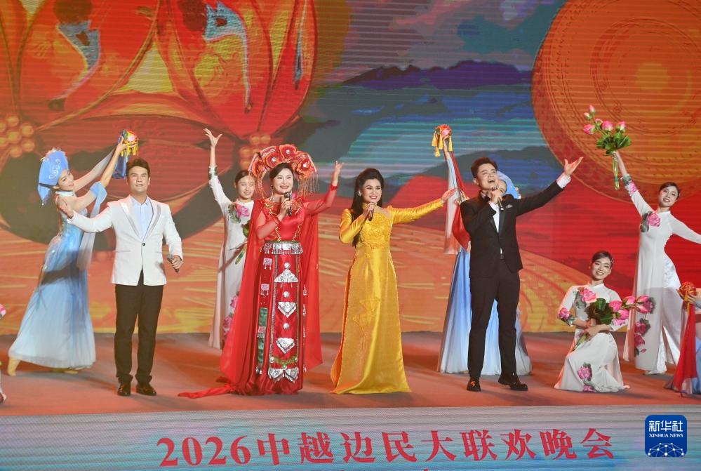 Ngày 18/4, nghệ sĩ Trung Quốc và Việt Nam cùng biểu diễn trong chương trình Đêm giao lưu văn nghệ Liên hoan nhân dân biên giới Trung - Việt diễn ra tại Sùng Tả, Quảng Tây, Trung Quốc. Ảnh: Huỳnh Hiếu Bang - phóng viên Tân Hoa Xã