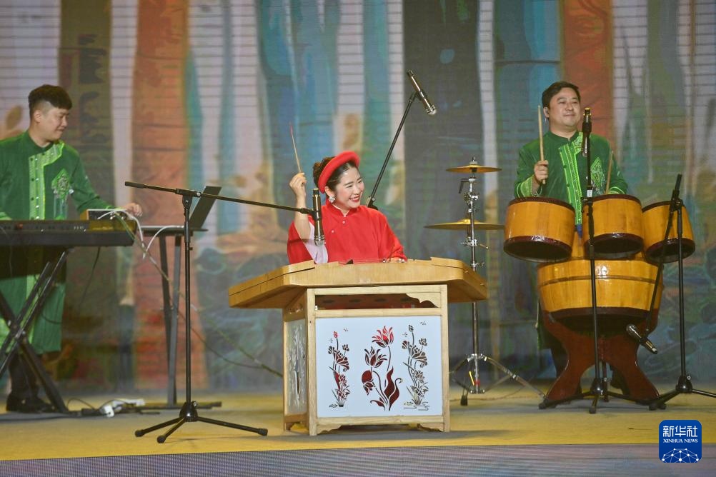 Ngày 18/4, tiết mục biểu diễn nhạc cụ của các nghệ sĩ Việt Nam trong chương trình Đêm giao lưu văn nghệ Liên hoan nhân dân biên giới Trung - Việt diễn ra tại Sùng Tả, Quảng Tây, Trung Quốc. Ảnh: Huỳnh Hiếu Bang - phóng viên Tân Hoa Xã